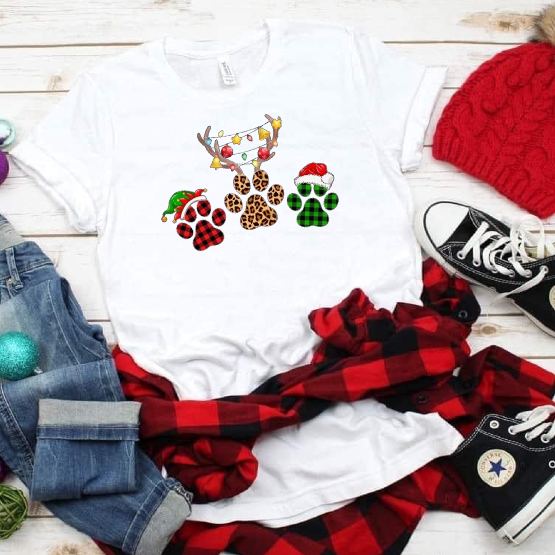 Paw print Christmas tee 🐾❤️💚