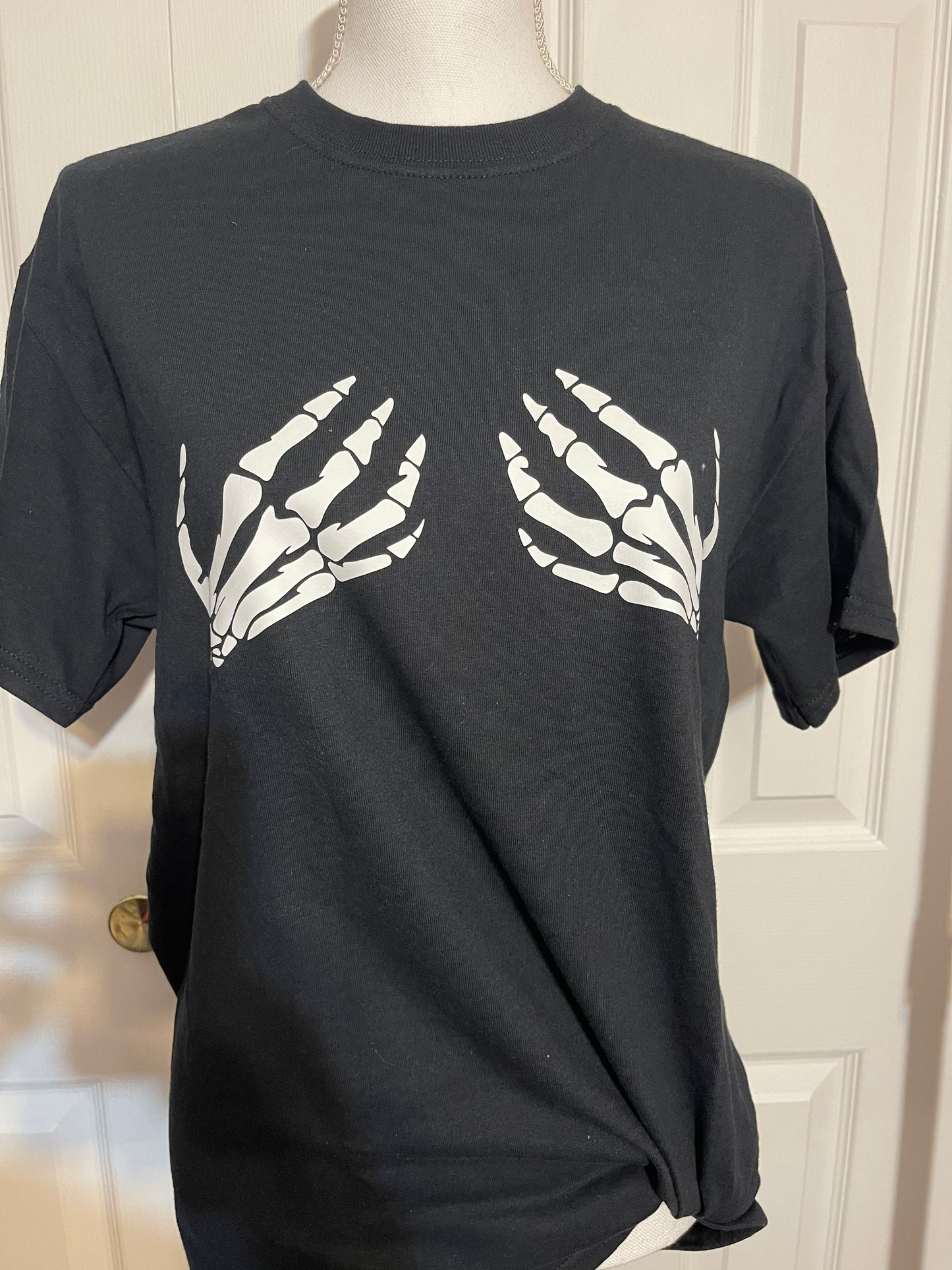 Skeleton hands tee💀🖤