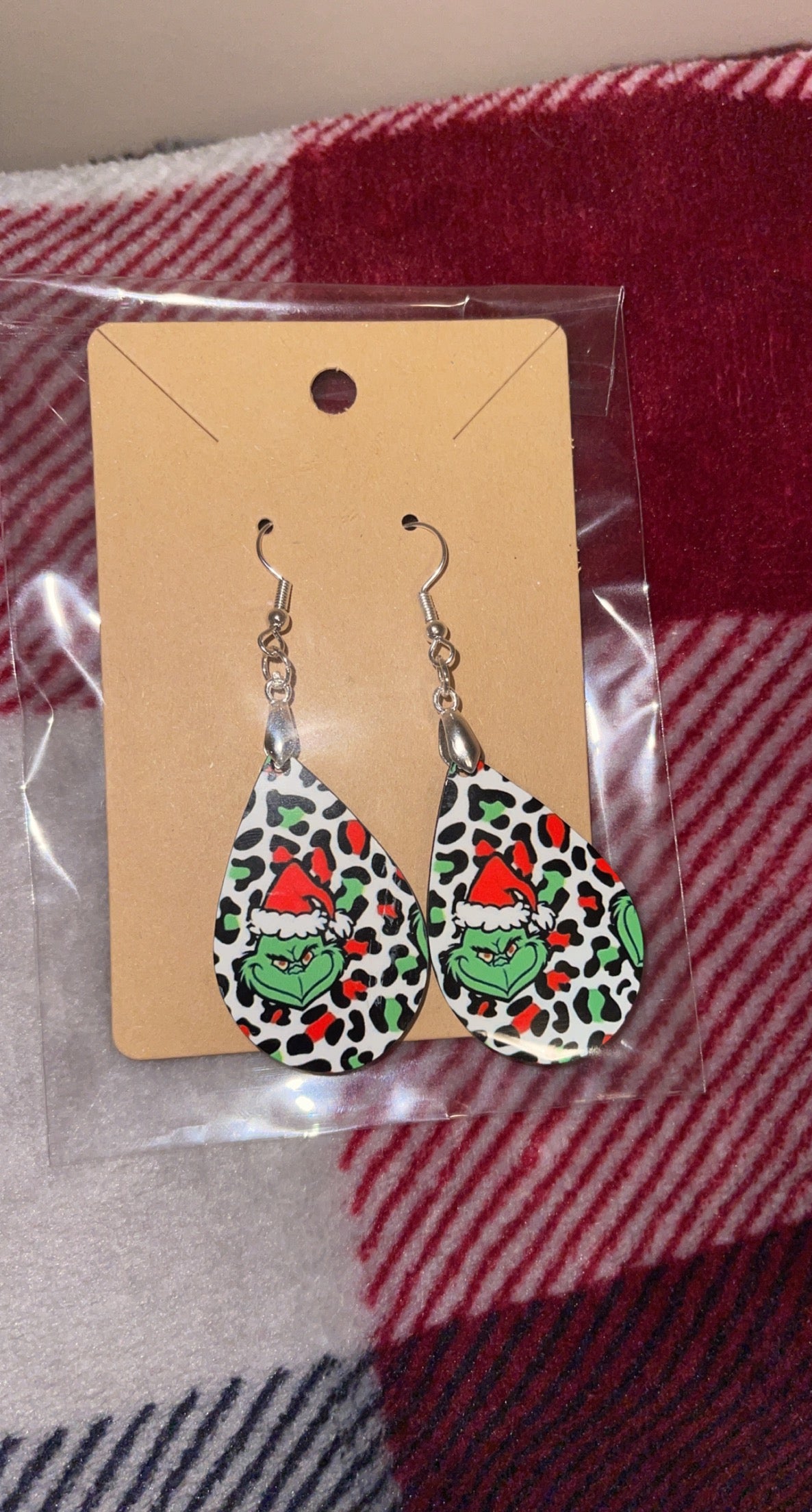 Grinch teardrop earrings 💚