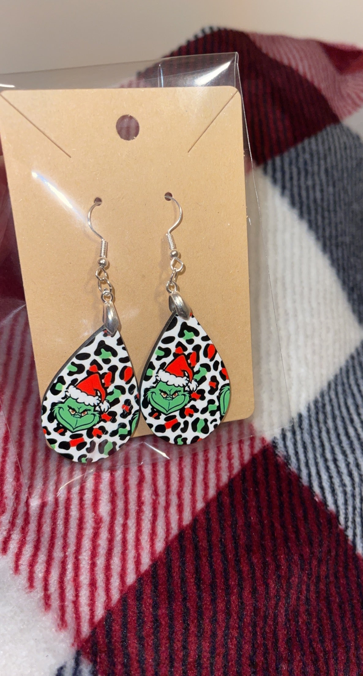 Grinch teardrop earrings 💚